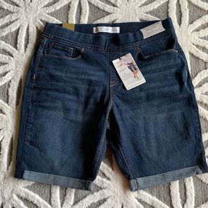 Levi’s Pull-on Bermuda Shorts size 16